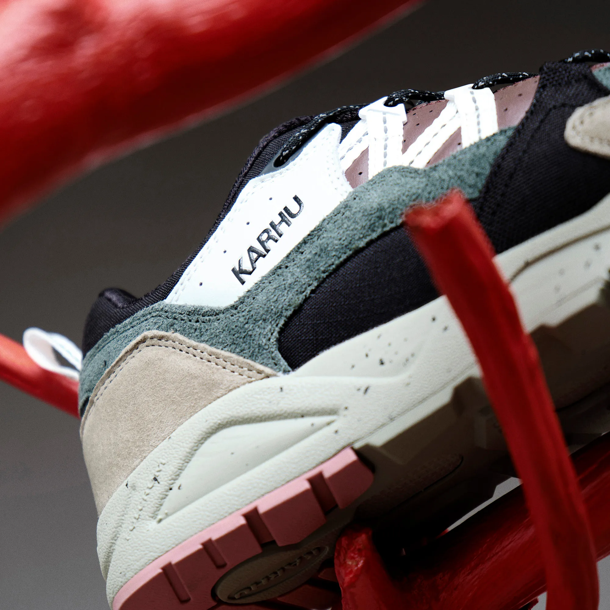 Karhu - Fusion 2.0 “Mystic Forest” (abbey stone / bright white)