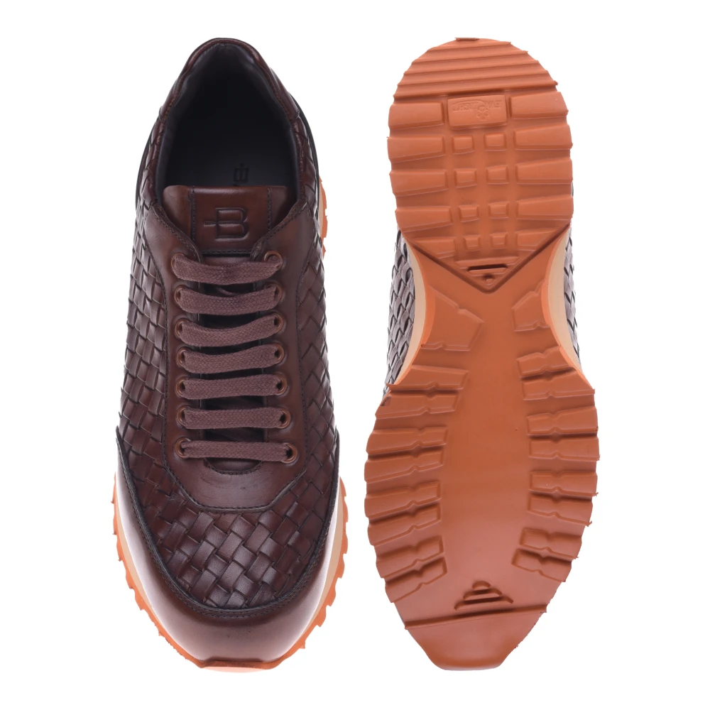 Lace-up in brown woven leather