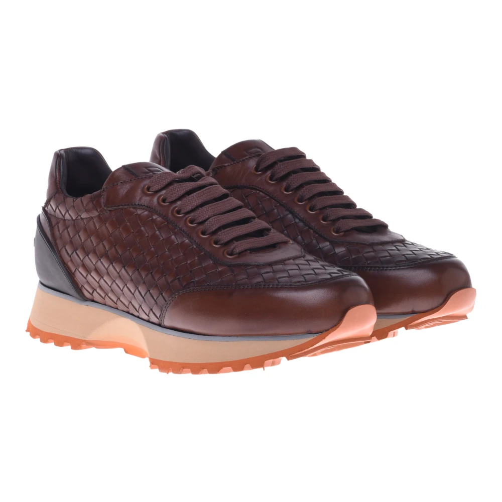 Lace-up in brown woven leather