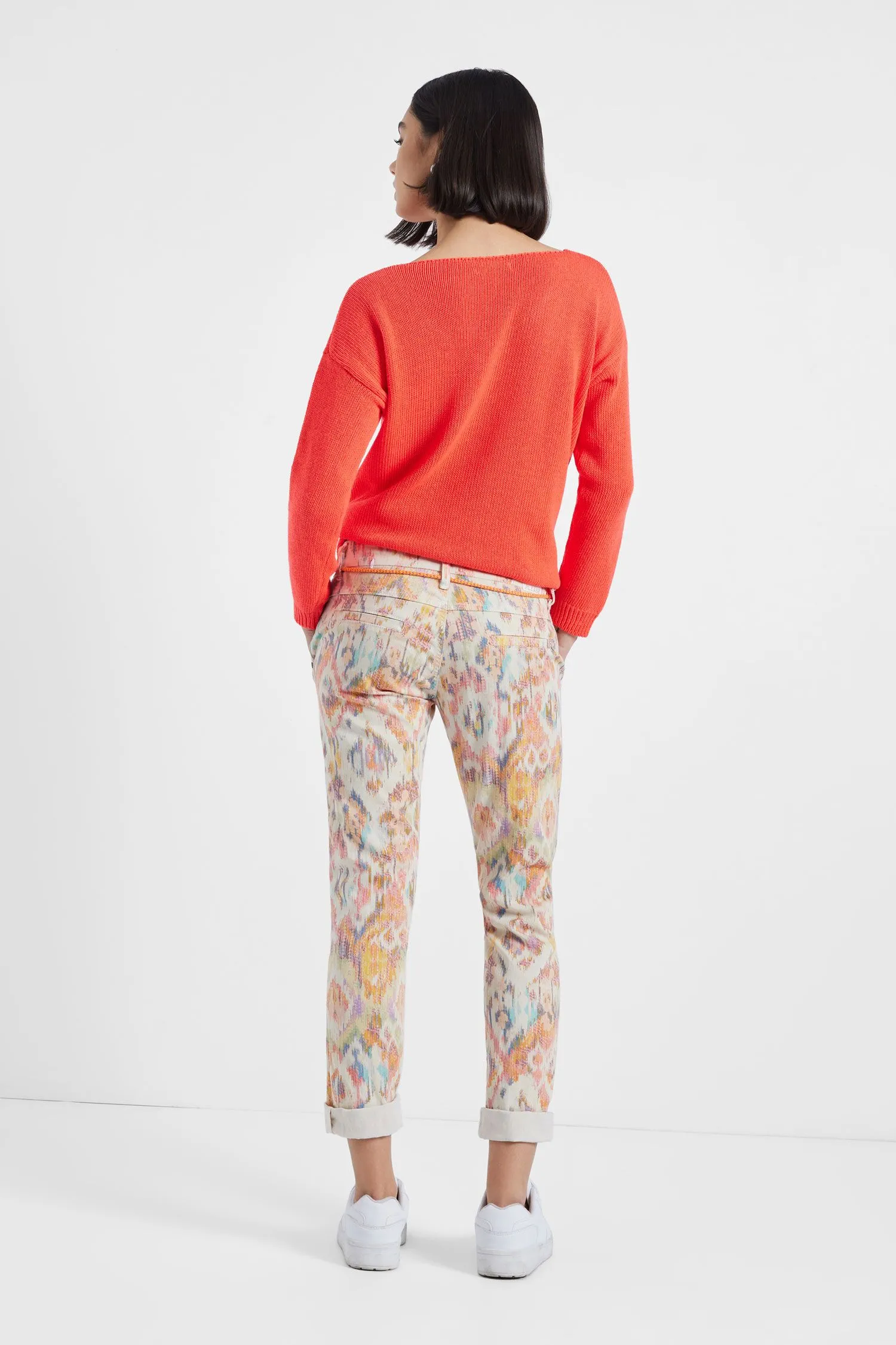 Pantalon slim avec motif géométrique et ceinture à nouer